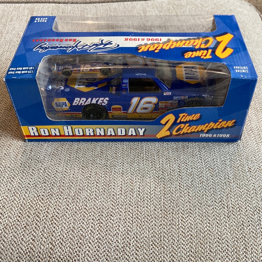 2 Time Champion Ron Hornaday 1:24 And 1:64 Race Truck By Action Die Cast